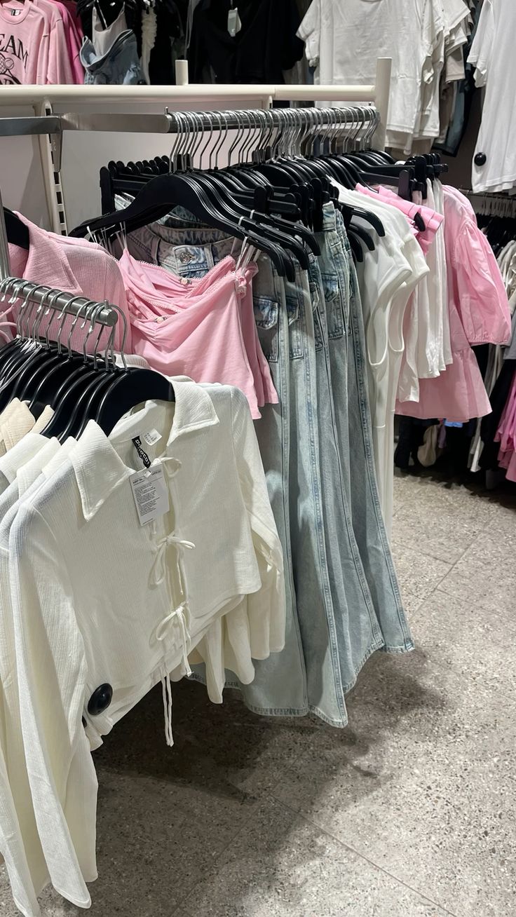 Đối thủ Zara từng khiến giới trẻ Việt xếp h&agrave;ng xuy&ecirc;n đ&ecirc;m, thời ho&agrave;ng kim l&agrave; c&uacute; b&ugrave;ng nổ của fast fashion, giờ ra sao?- Ảnh 12.