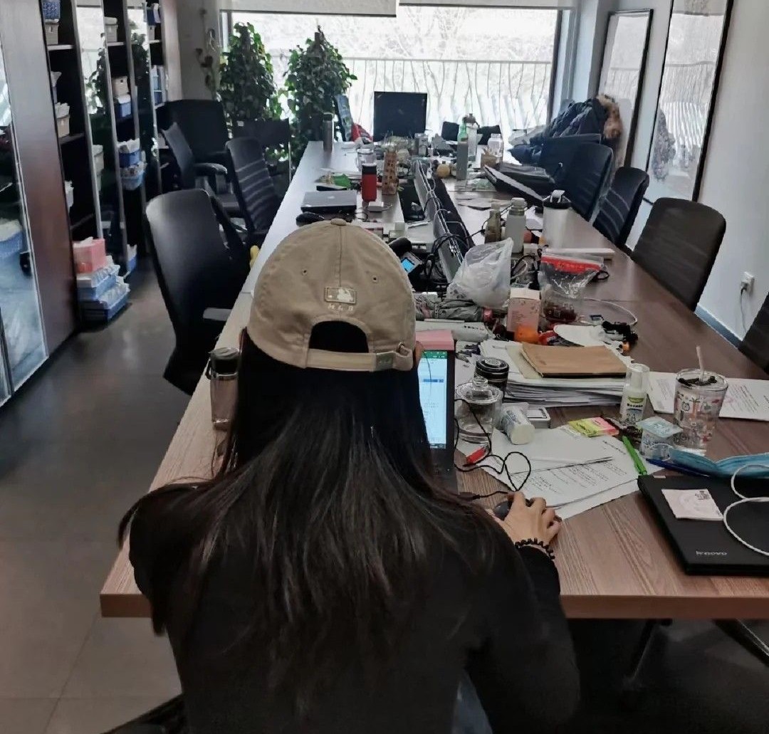 &ldquo;C&agrave;y&rdquo; từ 9h s&aacute;ng đến 10h đ&ecirc;m, nghỉ lễ vẫn phải l&agrave;m: Lương kh&ocirc;ng đủ trả nợ cũng đ&agrave;nh, giờ chịu đựng hoặc thất nghiệp- Ảnh 1.