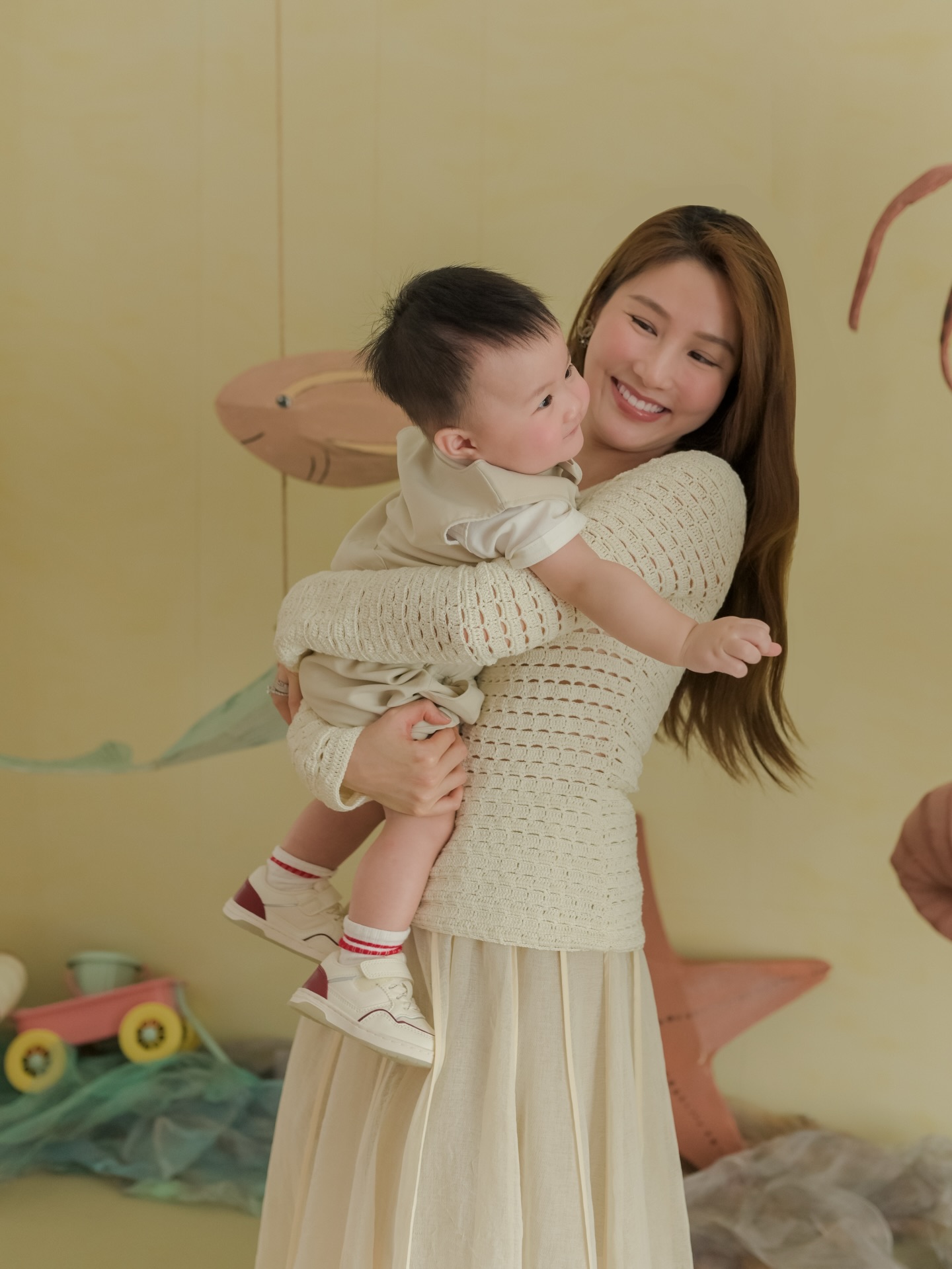 Qu&yacute; tử h&agrave;o m&ocirc;n lần đầu lộ mặt: Mẹ l&agrave; "ngọc nữ" Vbiz, bố l&agrave; doanh nh&acirc;n gi&agrave;u c&oacute;- Ảnh 6.