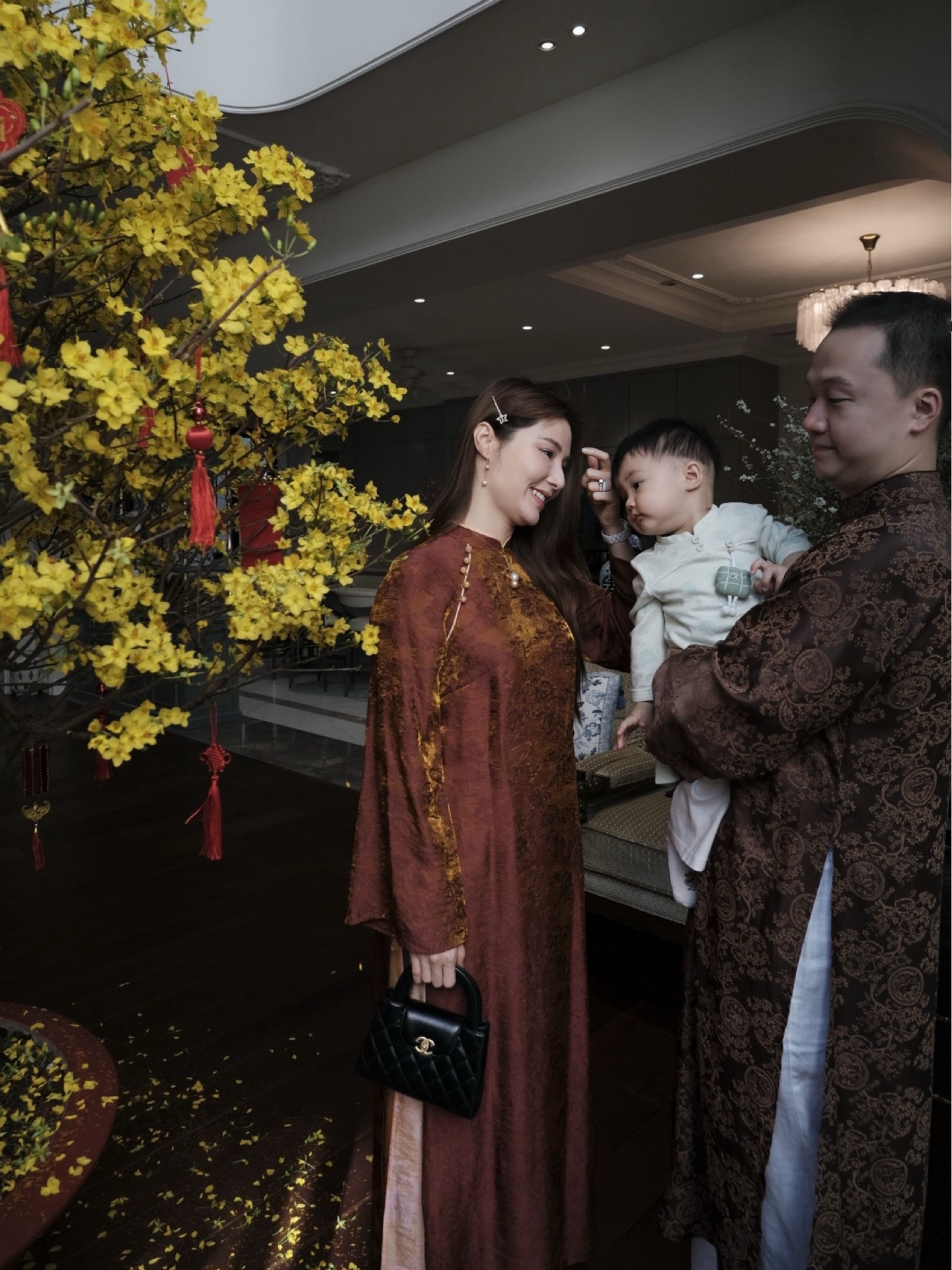 Qu&yacute; tử h&agrave;o m&ocirc;n lần đầu lộ mặt: Mẹ l&agrave; "ngọc nữ" Vbiz, bố l&agrave; doanh nh&acirc;n gi&agrave;u c&oacute;- Ảnh 7.