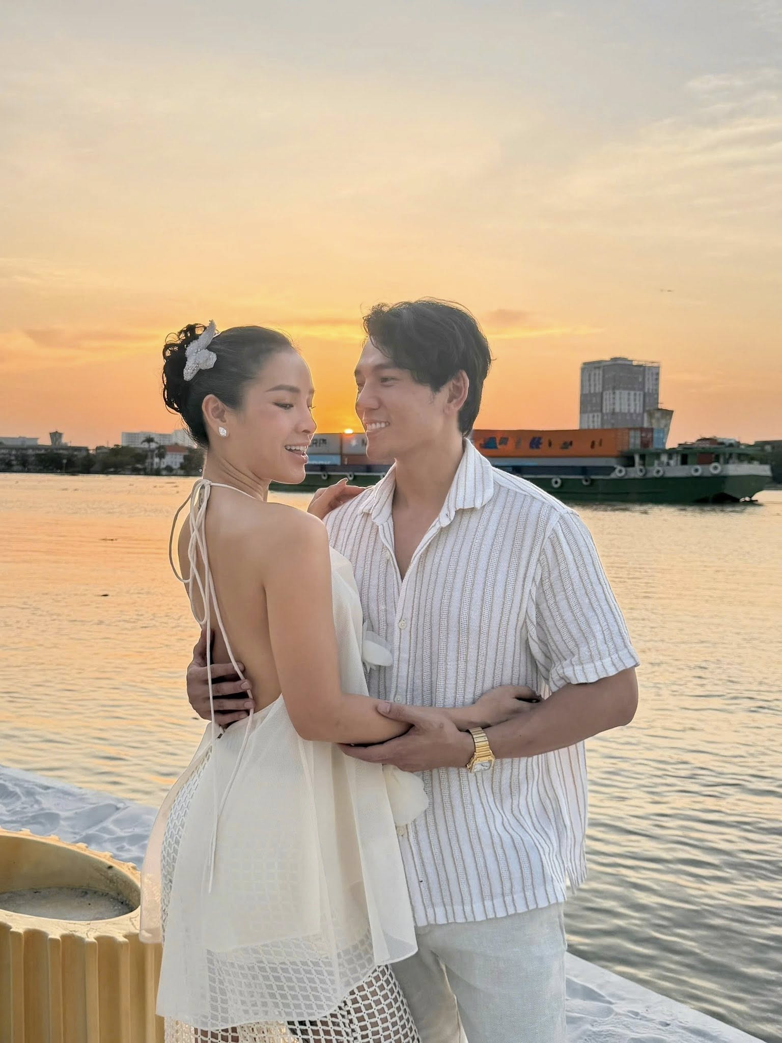 Cặp đ&ocirc;i diễn vi&ecirc;n - ca sĩ Việt tổ chức lễ cưới ở biển, c&ocirc; d&acirc;u diện hở đến mức chưa ai d&aacute;m thử!- Ảnh 6.