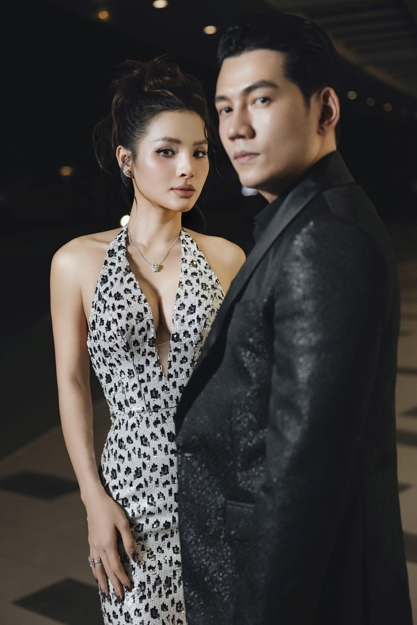 Cặp đ&ocirc;i diễn vi&ecirc;n - ca sĩ Việt tổ chức lễ cưới ở biển, c&ocirc; d&acirc;u diện hở đến mức chưa ai d&aacute;m thử!- Ảnh 8.