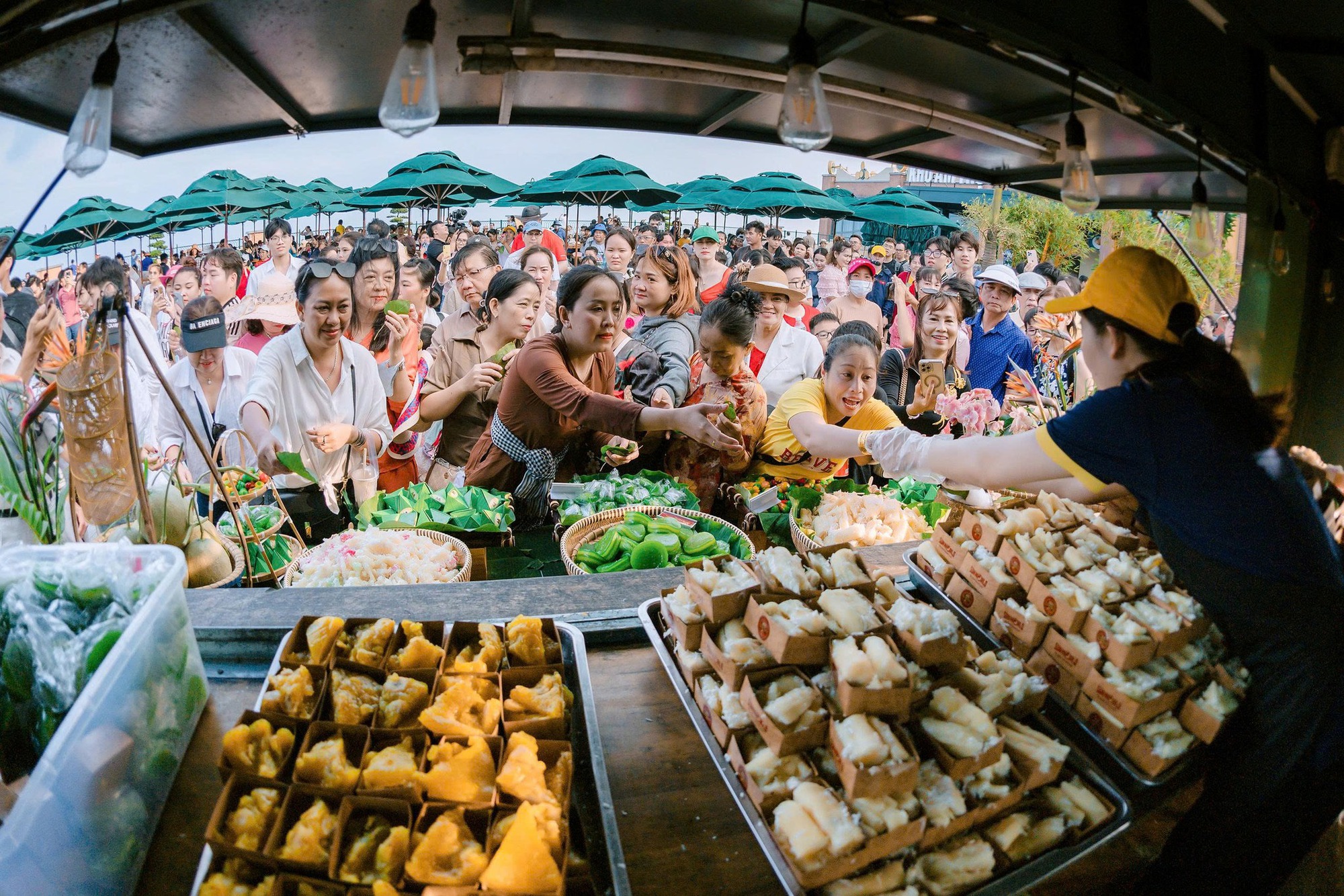 Tin rất vui: Xuy&ecirc;n lễ 30/4, to&agrave;n bộ người d&acirc;n Việt Nam được mua sắm tại đ&acirc;y m&agrave; kh&ocirc;ng cần d&ugrave;ng tiền - Ảnh 4.