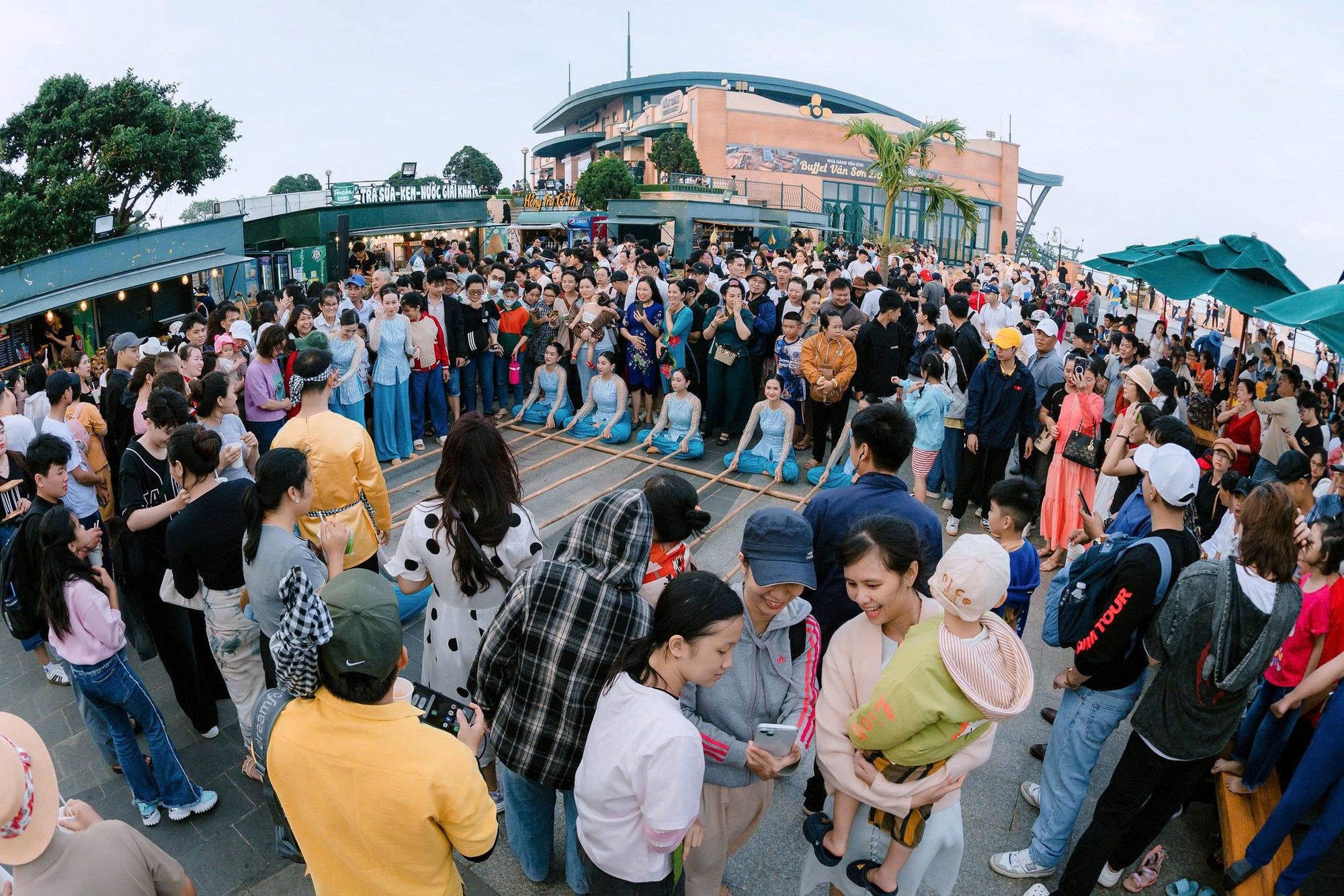 Tin rất vui: Xuy&ecirc;n lễ 30/4, to&agrave;n bộ người d&acirc;n Việt Nam được mua sắm tại đ&acirc;y m&agrave; kh&ocirc;ng cần d&ugrave;ng tiền - Ảnh 6.