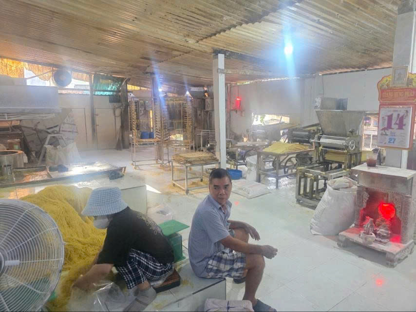 Triệt ph&aacute; cơ sở sản xuất m&igrave; tươi do cặp vợ chồng cầm đầu "ngậm" h&agrave;n the v&agrave; thủy tinh lỏng: Hơn 2.800 tấn đ&atilde; tuồn ra thị trường suốt 12 năm- Ảnh 4.