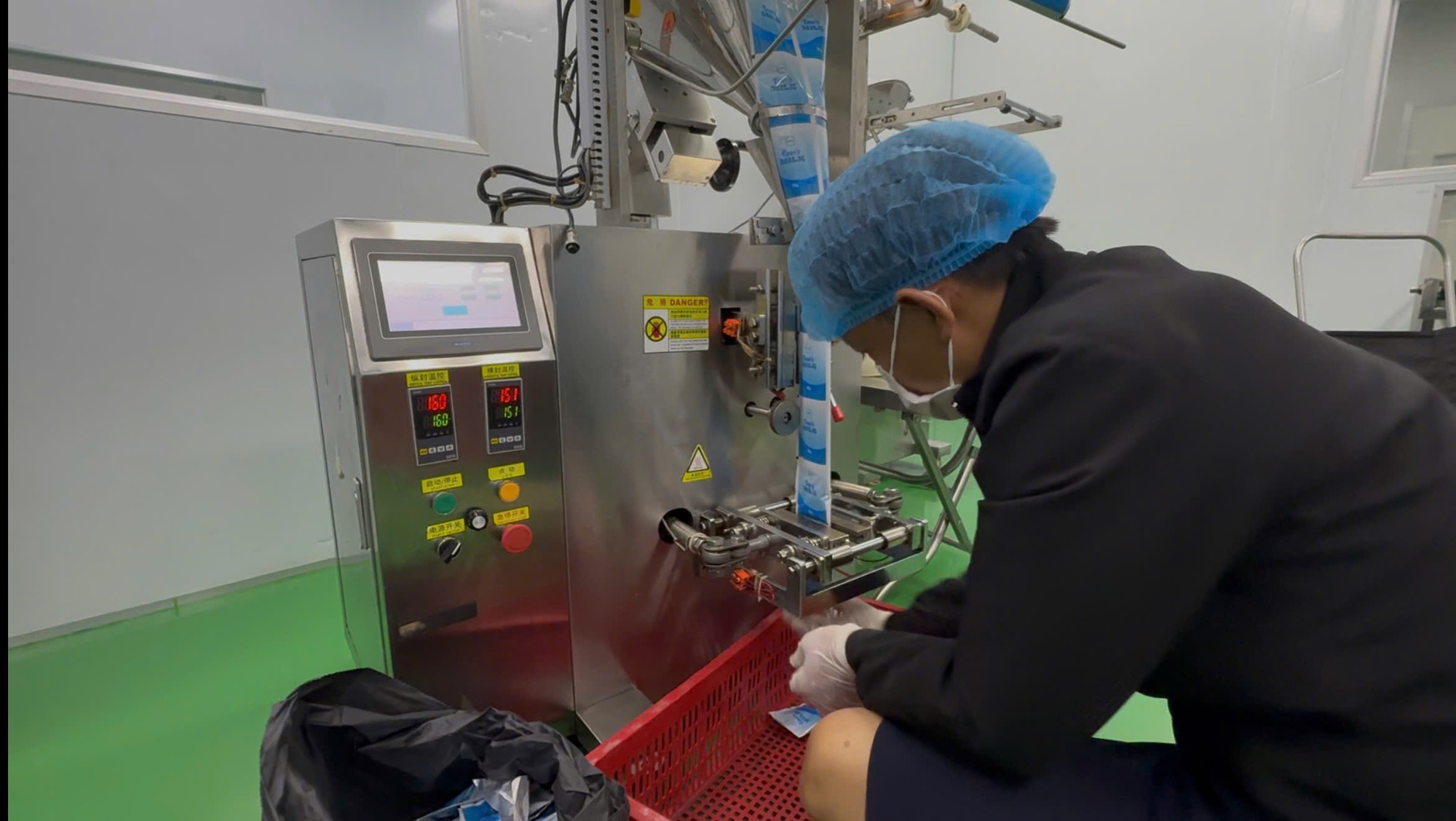 Triệt ph&aacute; đường d&acirc;y sản xuất tr&agrave; giảm c&acirc;n Emo's chứa chất cấm g&acirc;y đau tim: Bắt giữ vợ chồng Trần Thị Như Hảo - Nguyễn Trọng Anh- Ảnh 3.