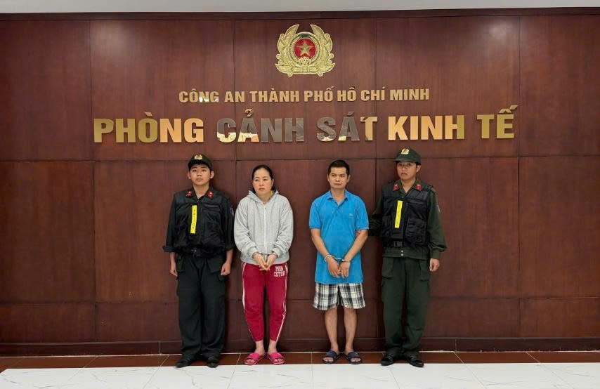 Triệt ph&aacute; cơ sở sản xuất m&igrave; tươi do cặp vợ chồng cầm đầu "ngậm" h&agrave;n the v&agrave; thủy tinh lỏng: Hơn 2.800 tấn đ&atilde; tuồn ra thị trường suốt 12 năm- Ảnh 1.