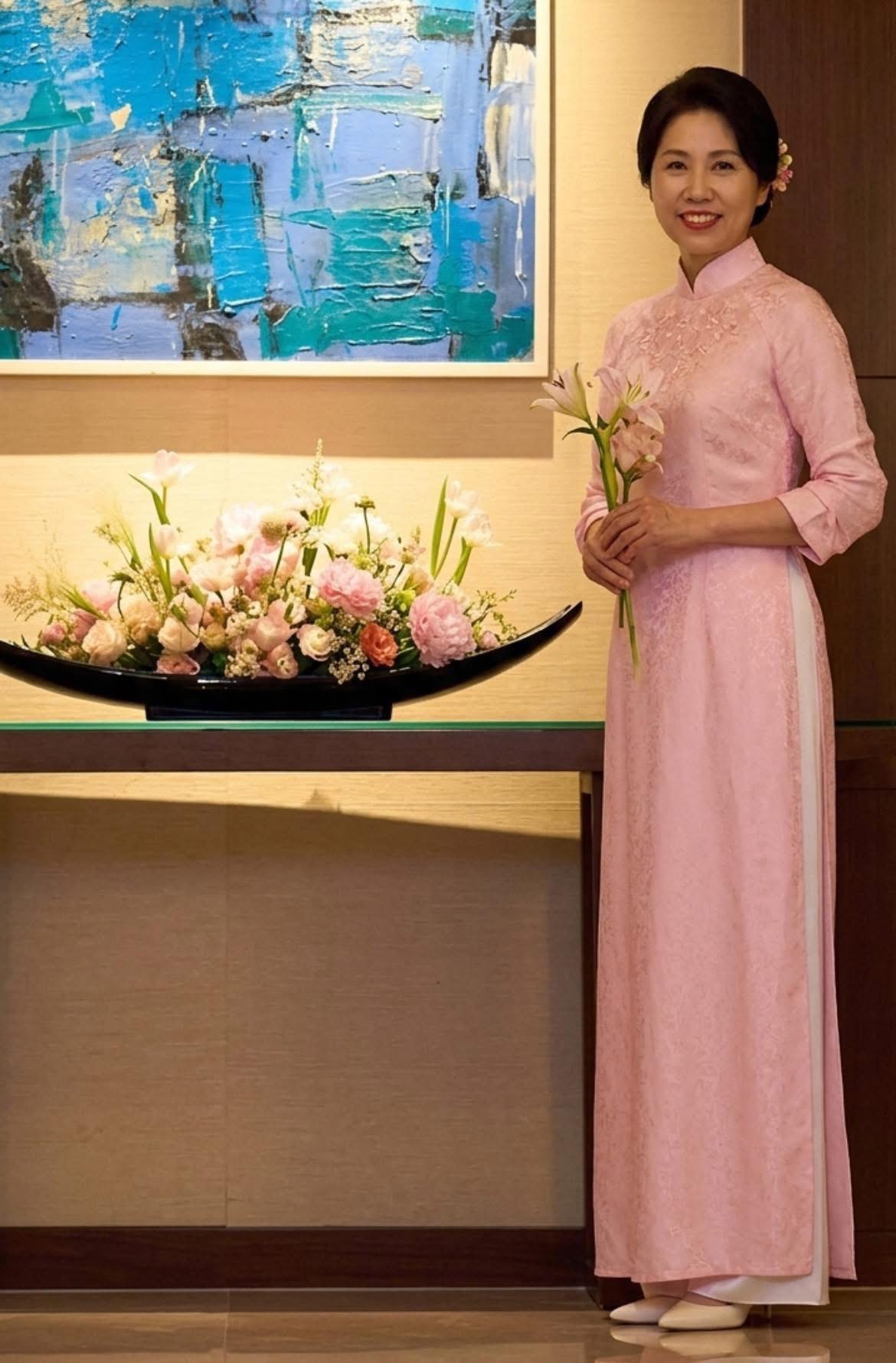 &Aacute;o d&agrave;i Việt Nam khiến Phu nh&acirc;n H&agrave;n Quốc khen ngợi: Họa tiết mang &yacute; nghĩa đẹp, qu&aacute; tr&igrave;nh chọn m&agrave;u v&agrave; l&ecirc;n phom v&ocirc; c&ugrave;ng tỉ mỉ- Ảnh 6.