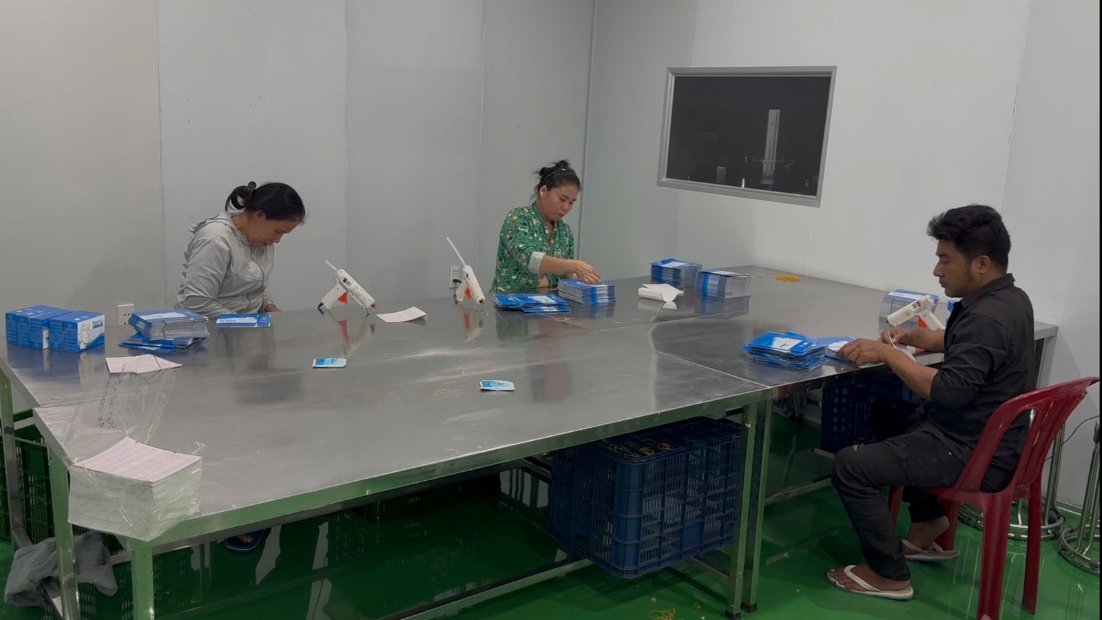 Triệt ph&aacute; đường d&acirc;y sản xuất tr&agrave; giảm c&acirc;n Emo's chứa chất cấm g&acirc;y đau tim: Bắt giữ vợ chồng Trần Thị Như Hảo - Nguyễn Trọng Anh- Ảnh 2.