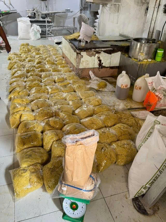 Triệt ph&aacute; cơ sở sản xuất m&igrave; tươi do cặp vợ chồng cầm đầu "ngậm" h&agrave;n the v&agrave; thủy tinh lỏng: Hơn 2.800 tấn đ&atilde; tuồn ra thị trường suốt 12 năm- Ảnh 3.