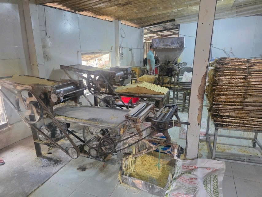 Triệt ph&aacute; cơ sở sản xuất m&igrave; tươi do cặp vợ chồng cầm đầu "ngậm" h&agrave;n the v&agrave; thủy tinh lỏng: Hơn 2.800 tấn đ&atilde; tuồn ra thị trường suốt 12 năm- Ảnh 2.