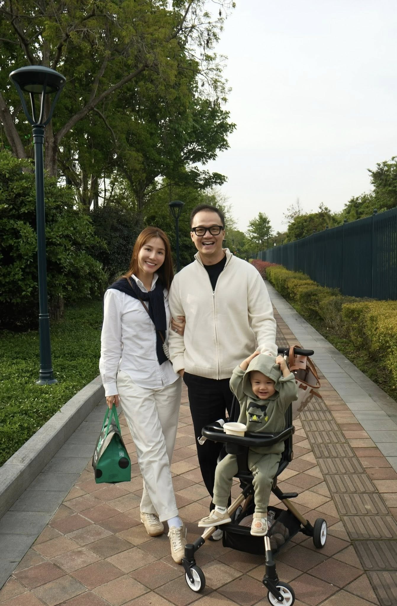 Qu&yacute; tử h&agrave;o m&ocirc;n lần đầu lộ mặt: Mẹ l&agrave; "ngọc nữ" Vbiz, bố l&agrave; doanh nh&acirc;n gi&agrave;u c&oacute;- Ảnh 1.