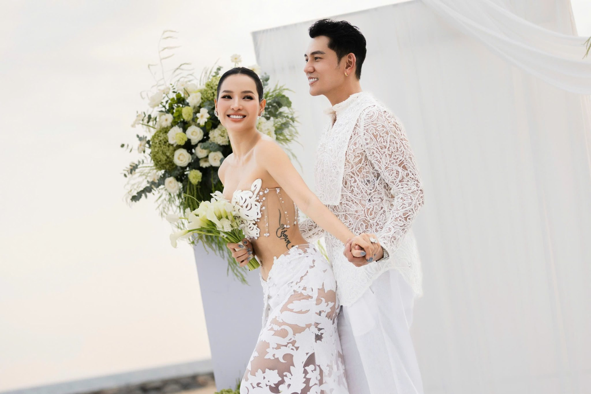 Cặp đ&ocirc;i diễn vi&ecirc;n - ca sĩ Việt tổ chức lễ cưới ở biển, c&ocirc; d&acirc;u diện hở đến mức chưa ai d&aacute;m thử!- Ảnh 4.