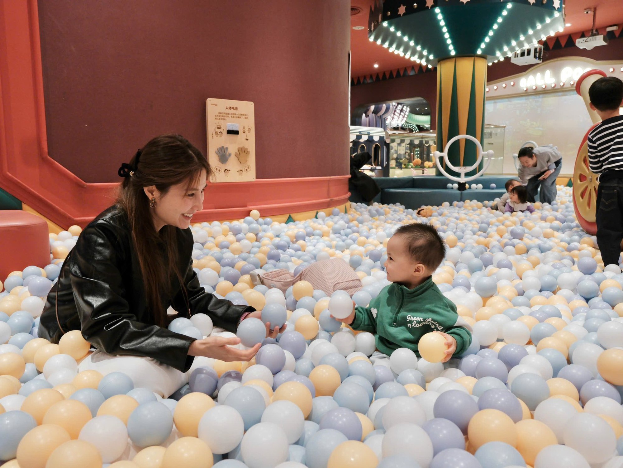 Qu&yacute; tử h&agrave;o m&ocirc;n lần đầu lộ mặt: Mẹ l&agrave; "ngọc nữ" Vbiz, bố l&agrave; doanh nh&acirc;n gi&agrave;u c&oacute;- Ảnh 4.