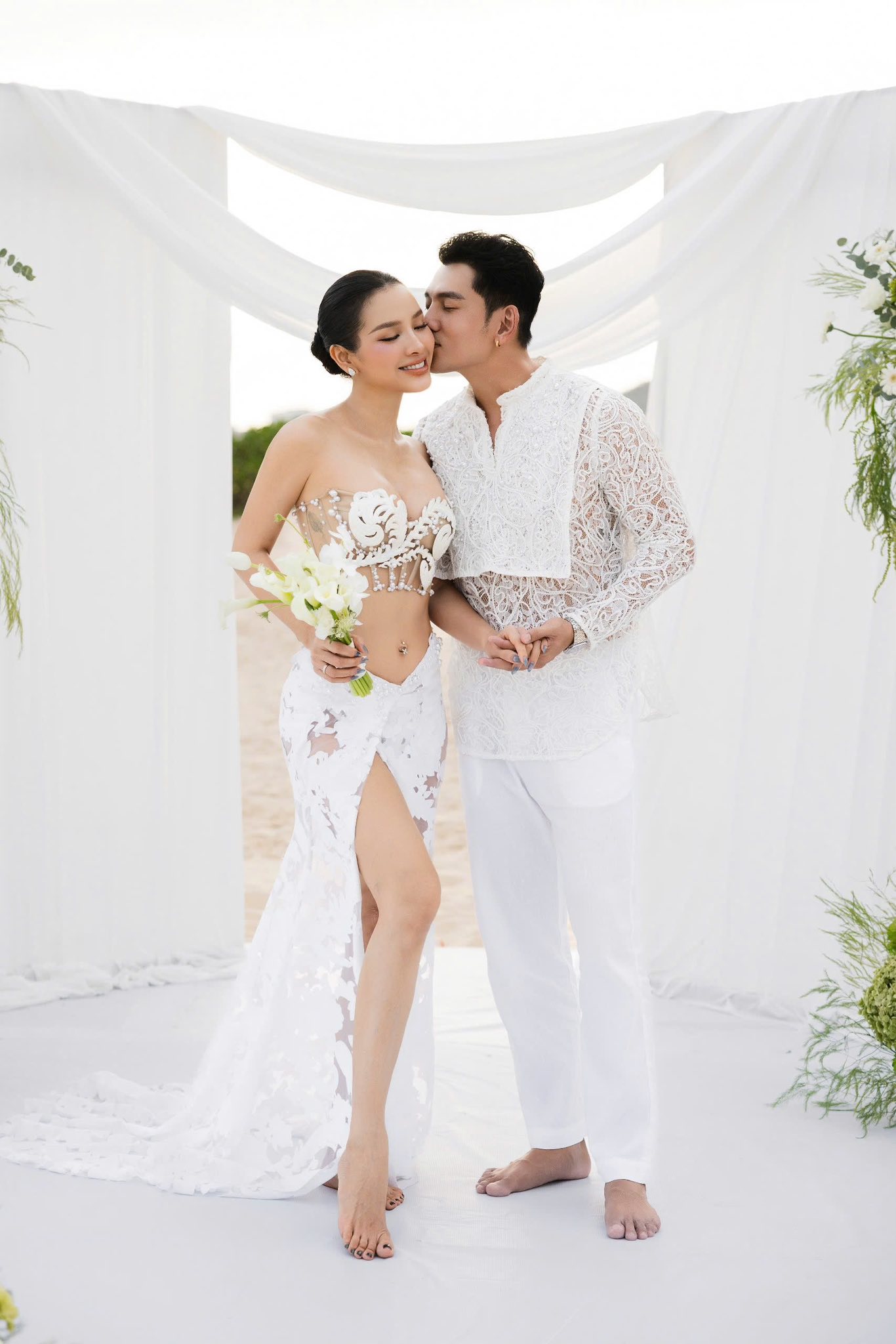 Cặp đ&ocirc;i diễn vi&ecirc;n - ca sĩ Việt tổ chức lễ cưới ở biển, c&ocirc; d&acirc;u diện hở đến mức chưa ai d&aacute;m thử!- Ảnh 1.