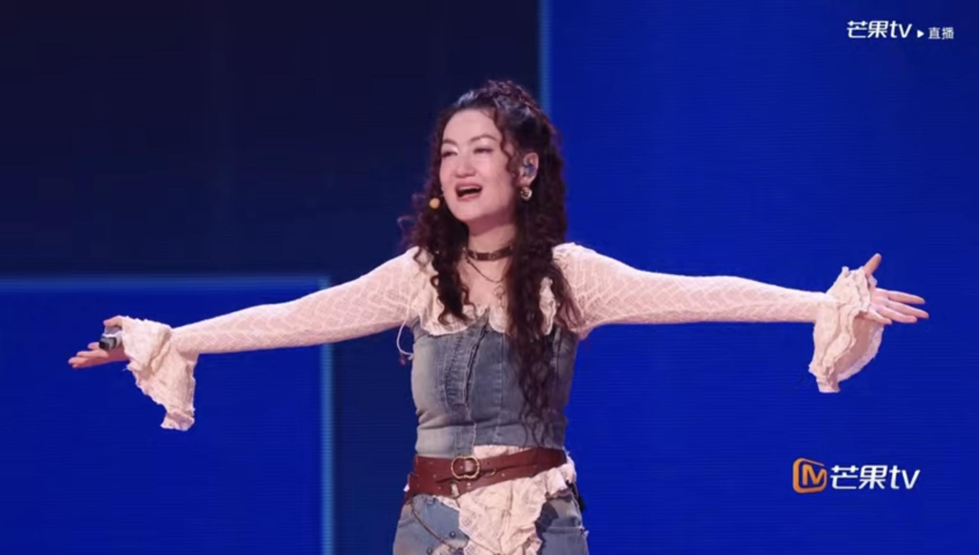 Show Trung c&oacute; Trang Ph&aacute;p bị tố &ldquo;bắt nạt&rdquo; th&iacute; sinh: D&iacute; s&aacute;t mặt c&aacute;c Chị Đẹp đang suy sụp, &eacute;p cầu xin để được ở lại- Ảnh 5.