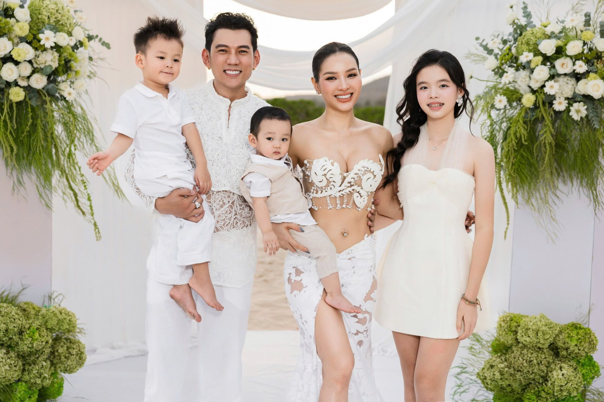 Cặp đ&ocirc;i diễn vi&ecirc;n - ca sĩ Việt tổ chức lễ cưới ở biển, c&ocirc; d&acirc;u diện hở đến mức chưa ai d&aacute;m thử!- Ảnh 7.