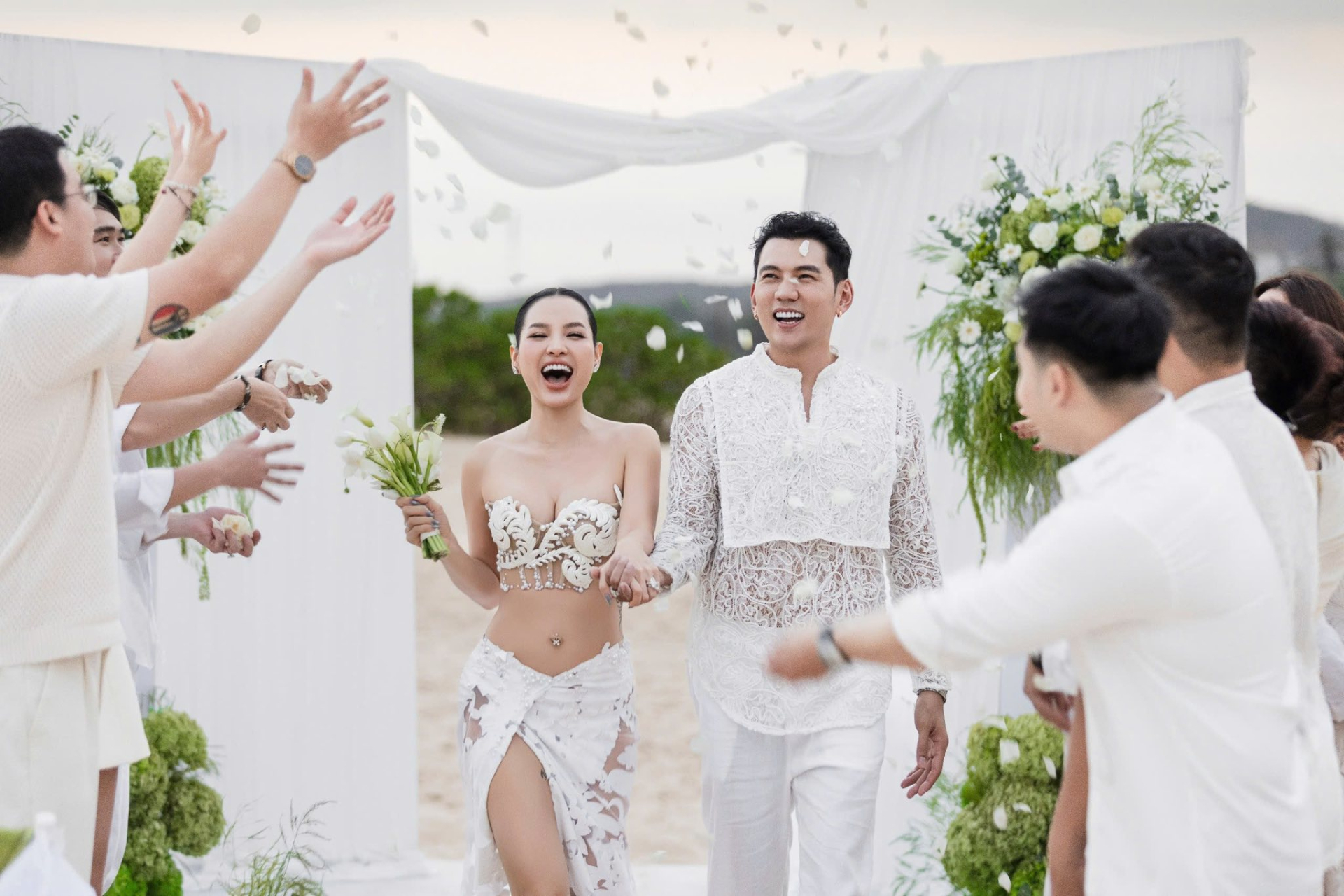 Cặp đ&ocirc;i diễn vi&ecirc;n - ca sĩ Việt tổ chức lễ cưới ở biển, c&ocirc; d&acirc;u diện hở đến mức chưa ai d&aacute;m thử!- Ảnh 5.