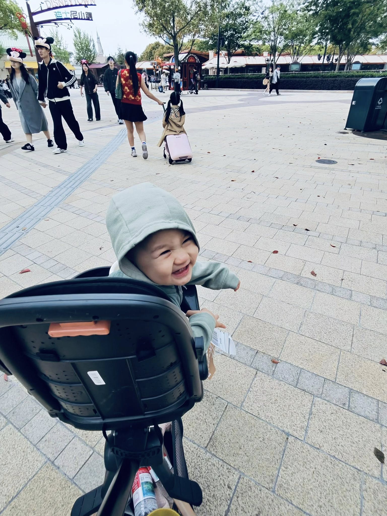 Qu&yacute; tử h&agrave;o m&ocirc;n lần đầu lộ mặt: Mẹ l&agrave; "ngọc nữ" Vbiz, bố l&agrave; doanh nh&acirc;n gi&agrave;u c&oacute;- Ảnh 2.