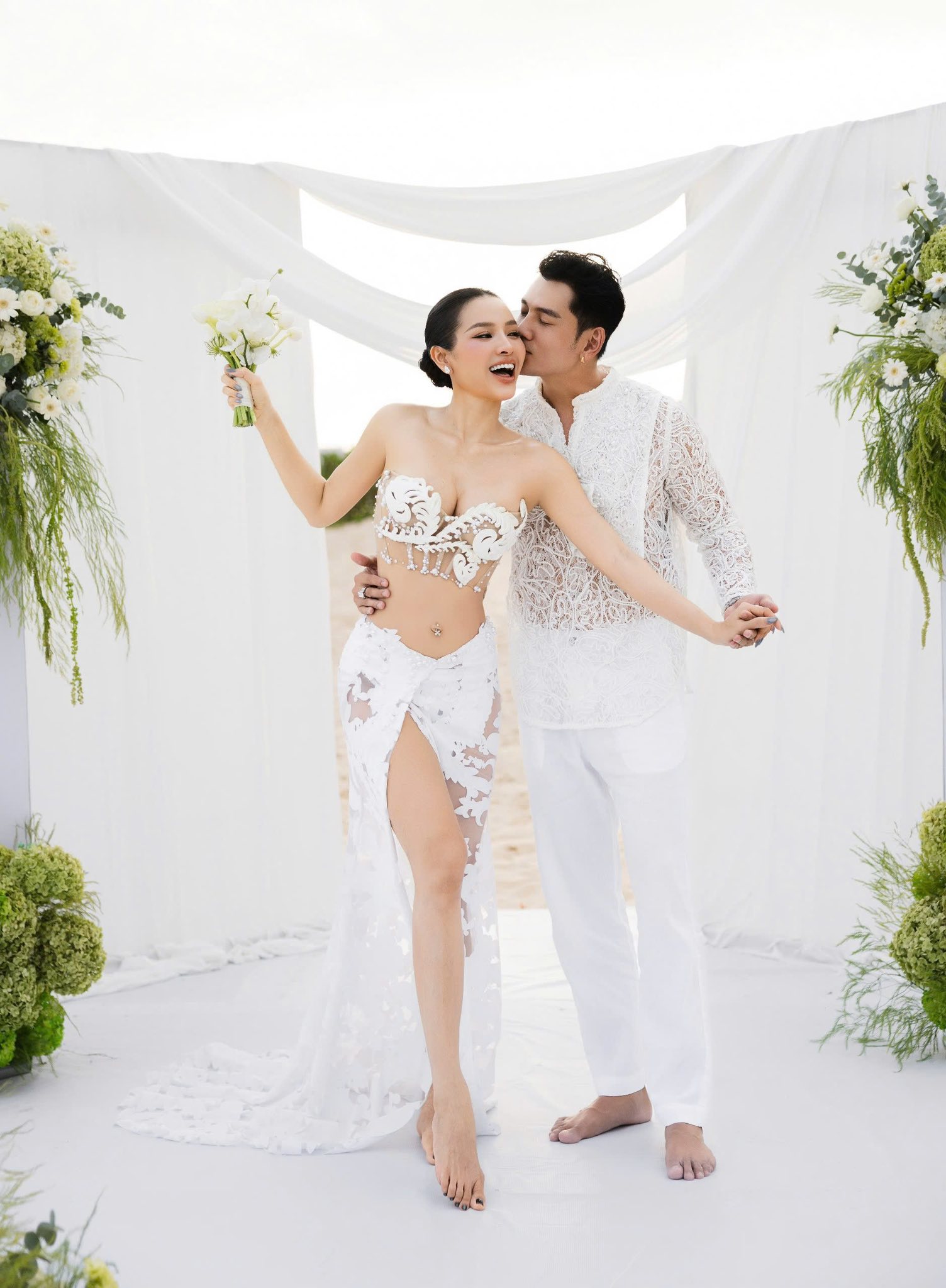 Cặp đ&ocirc;i diễn vi&ecirc;n - ca sĩ Việt tổ chức lễ cưới ở biển, c&ocirc; d&acirc;u diện hở đến mức chưa ai d&aacute;m thử!- Ảnh 3.