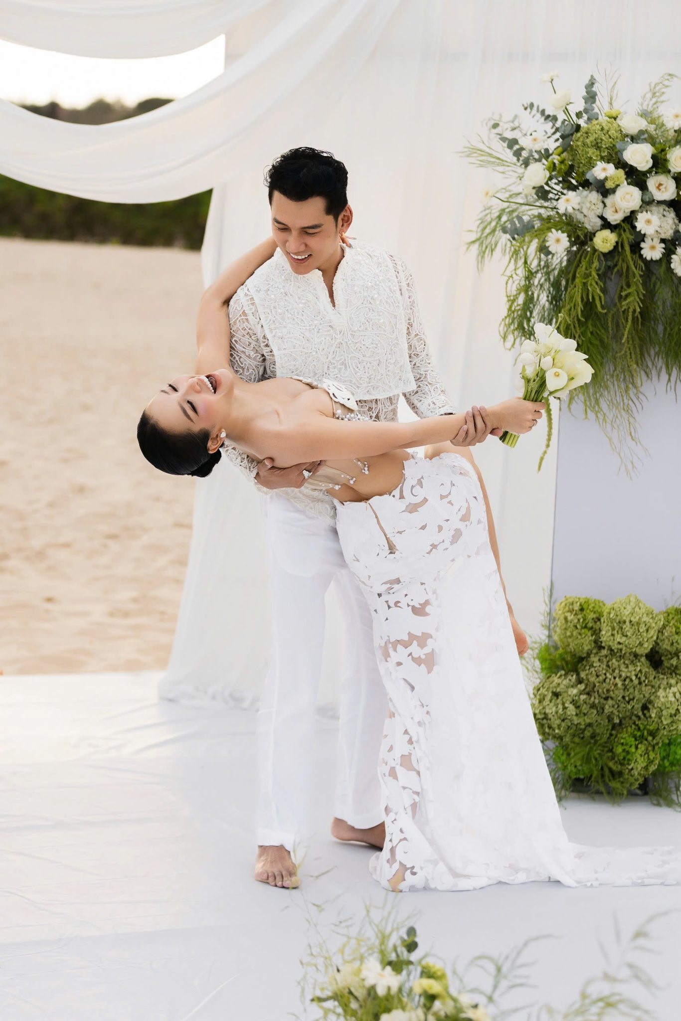 Cặp đ&ocirc;i diễn vi&ecirc;n - ca sĩ Việt tổ chức lễ cưới ở biển, c&ocirc; d&acirc;u diện hở đến mức chưa ai d&aacute;m thử!- Ảnh 2.
