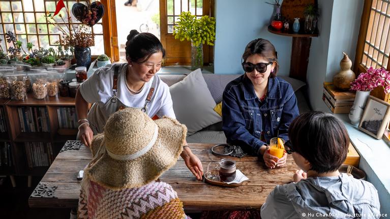 Giải m&atilde; Youth Retirement Homes: V&igrave; sao người 25-30 kh&ocirc;ng c&ograve;n mơ thăng chức, mua nh&agrave; m&agrave; chỉ muốn v&agrave;o &ldquo;viện dưỡng l&atilde;o&rdquo;?- Ảnh 5.