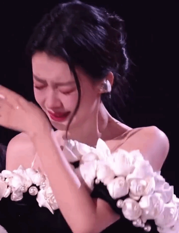 Show Trung c&oacute; Trang Ph&aacute;p bị tố &ldquo;bắt nạt&rdquo; th&iacute; sinh: D&iacute; s&aacute;t mặt c&aacute;c Chị Đẹp đang suy sụp, &eacute;p cầu xin để được ở lại- Ảnh 3.