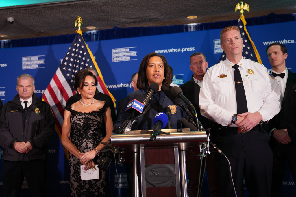 To&agrave;n cảnh vụ nổ s&uacute;ng tại bữa tiệc của Tổng thống Trump - Ảnh 6.