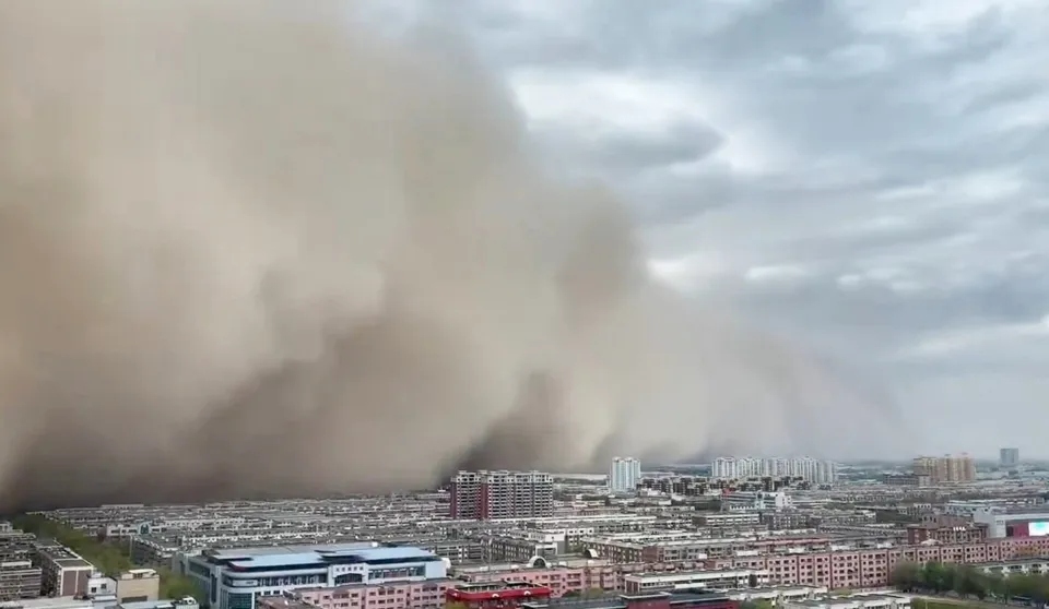 B&atilde;o c&aacute;t khổng lồ "nuốt chửng" th&agrave;nh phố như ng&agrave;y tận thế - Ảnh 1.