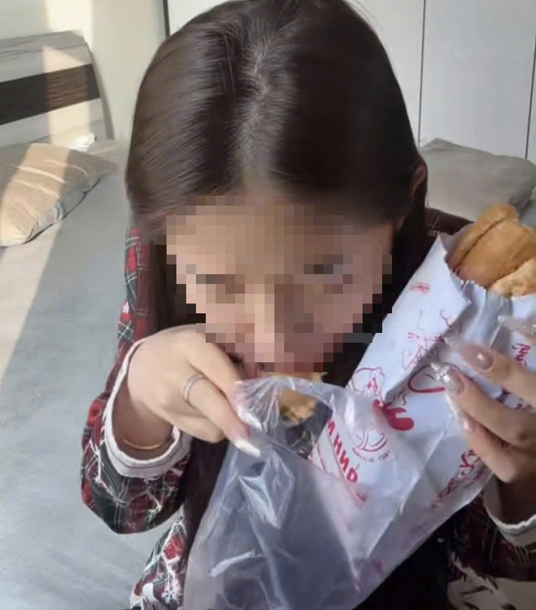 Nữ TikToker xin lỗi vụ ch&ecirc; bai b&aacute;nh m&igrave;, mong được trao cơ hội sửa sai- Ảnh 1.