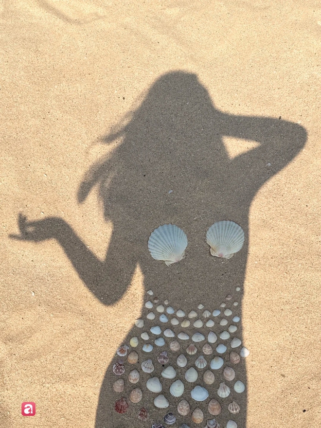 Hội m&ecirc; chụp ảnh b&agrave;y bạn loạt c&aacute;ch &ldquo;giấu mặt&rdquo; khi đi biển: Kh&ocirc;ng lộ diện vẫn c&oacute; ảnh xinh hết nấc- Ảnh 2.