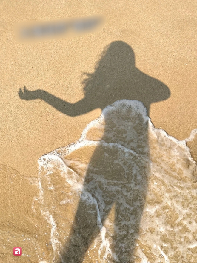 Hội m&ecirc; chụp ảnh b&agrave;y bạn loạt c&aacute;ch &ldquo;giấu mặt&rdquo; khi đi biển: Kh&ocirc;ng lộ diện vẫn c&oacute; ảnh xinh hết nấc- Ảnh 1.