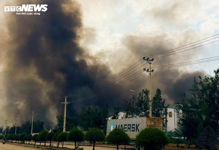 Gia Lai: Ch&aacute;y lớn tại Khu kinh tế Nhơn Hội- Ảnh 1.