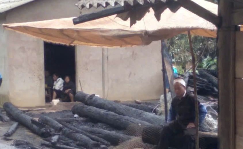 Ch&aacute;y nh&agrave;, ba chị em mặc kẹt trong ph&ograve;ng ngủ đ&atilde; chốt cửa tử vong - Ảnh 1.