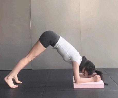 1 ph&uacute;t mỗi ng&agrave;y tập động t&aacute;c n&agrave;y để gi&uacute;p k&eacute;o gọn phần bụng dưới "lỏng lẻo"- Ảnh 2.