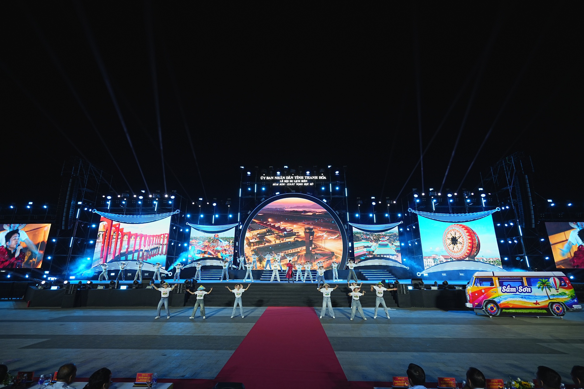 Biển người đổ về Sầm Sơn thưởng thức ca nhạc, xem bắn ph&aacute;o hoa - Ảnh 6.