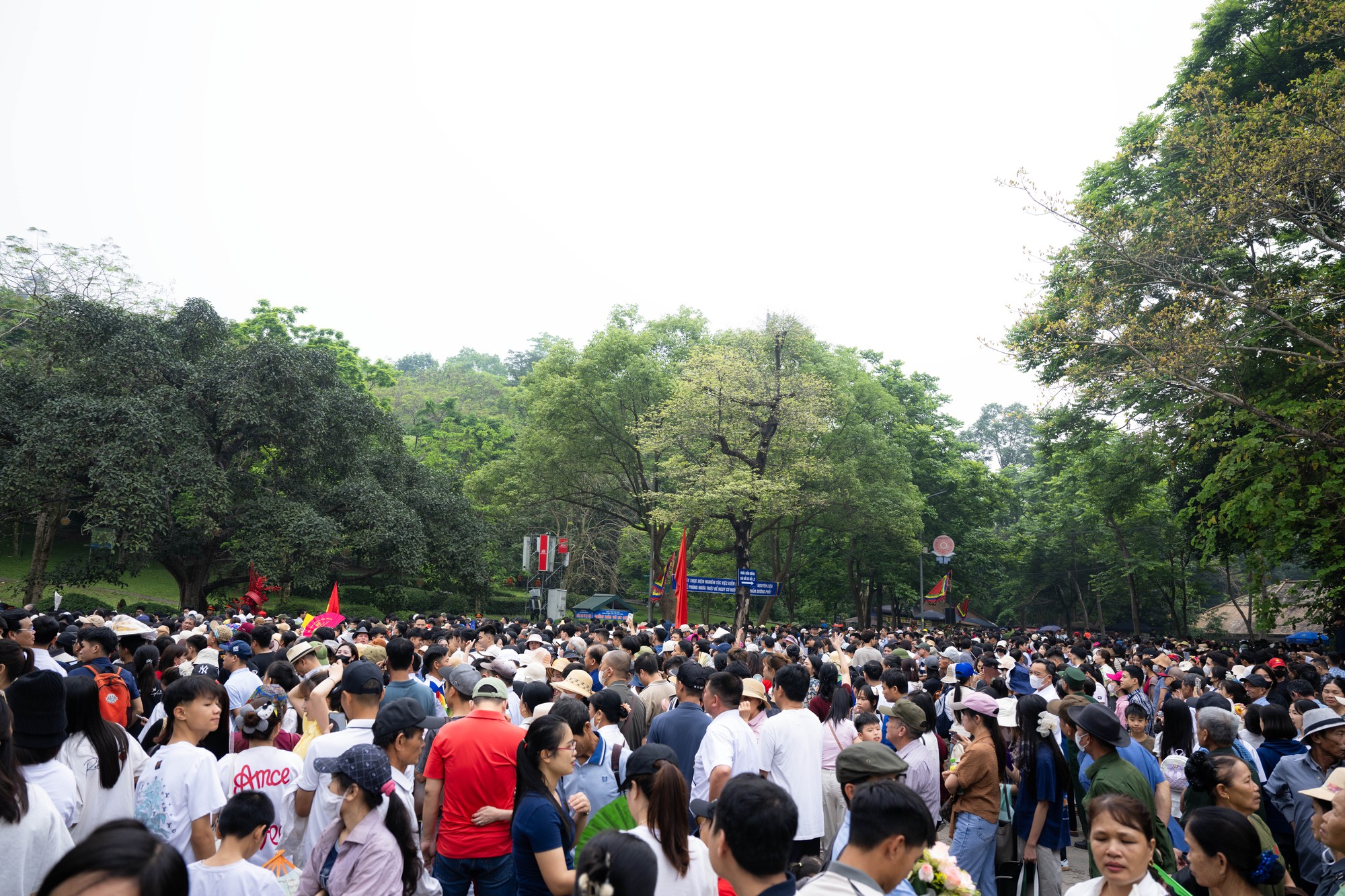 Biển người đổ về Đền H&ugrave;ng trong ng&agrave;y Giỗ Tổ H&ugrave;ng Vương: Người d&acirc;n đội lễ chen ch&acirc;n h&agrave;nh hương, ngất xỉu giữa d&ograve;ng người đ&ocirc;ng đ&uacute;c- Ảnh 24.