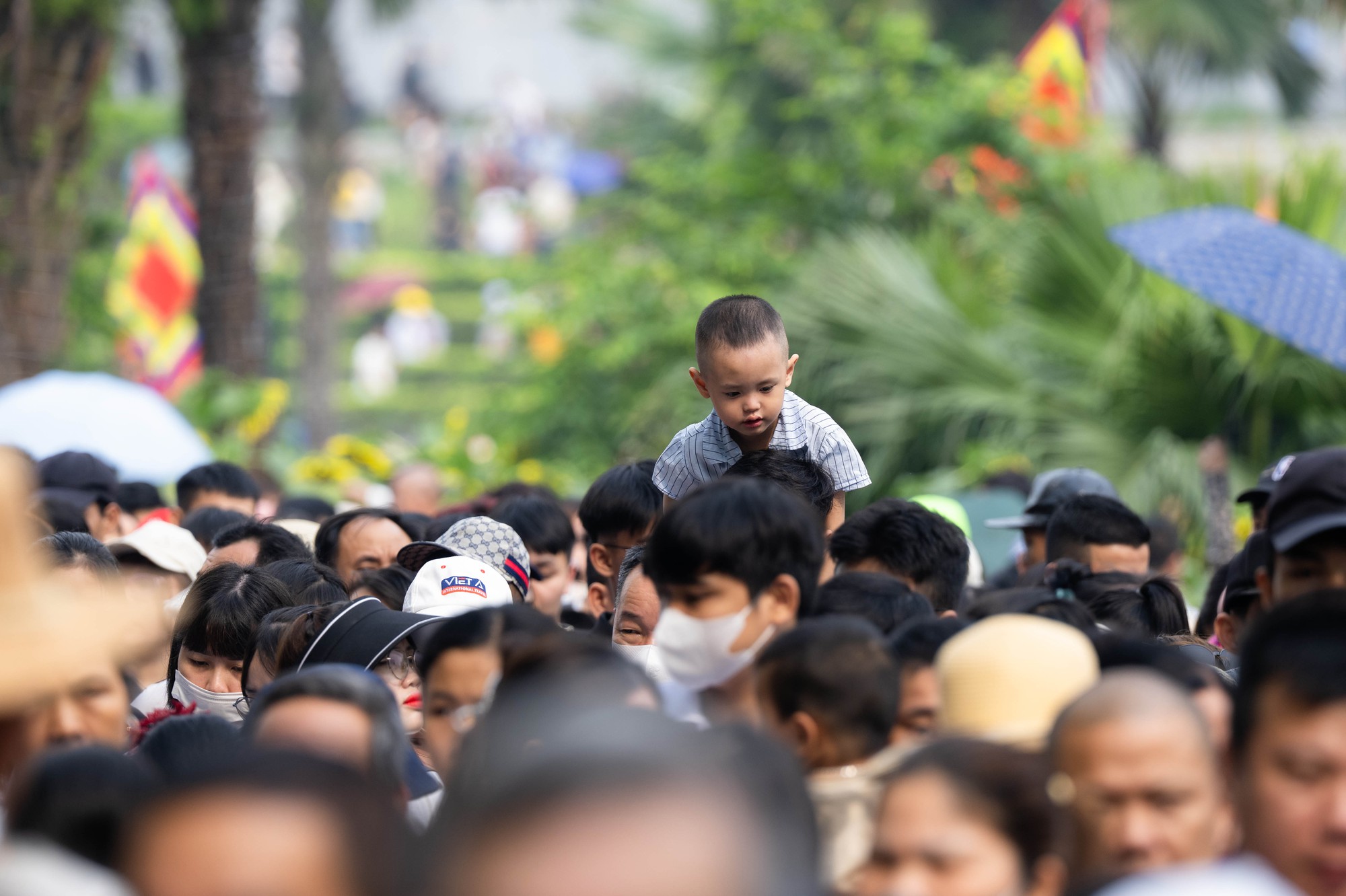 Biển người đổ về Đền H&ugrave;ng trong ng&agrave;y Giỗ Tổ H&ugrave;ng Vương: Người d&acirc;n đội lễ chen ch&acirc;n h&agrave;nh hương, ngất xỉu giữa d&ograve;ng người đ&ocirc;ng đ&uacute;c- Ảnh 22.