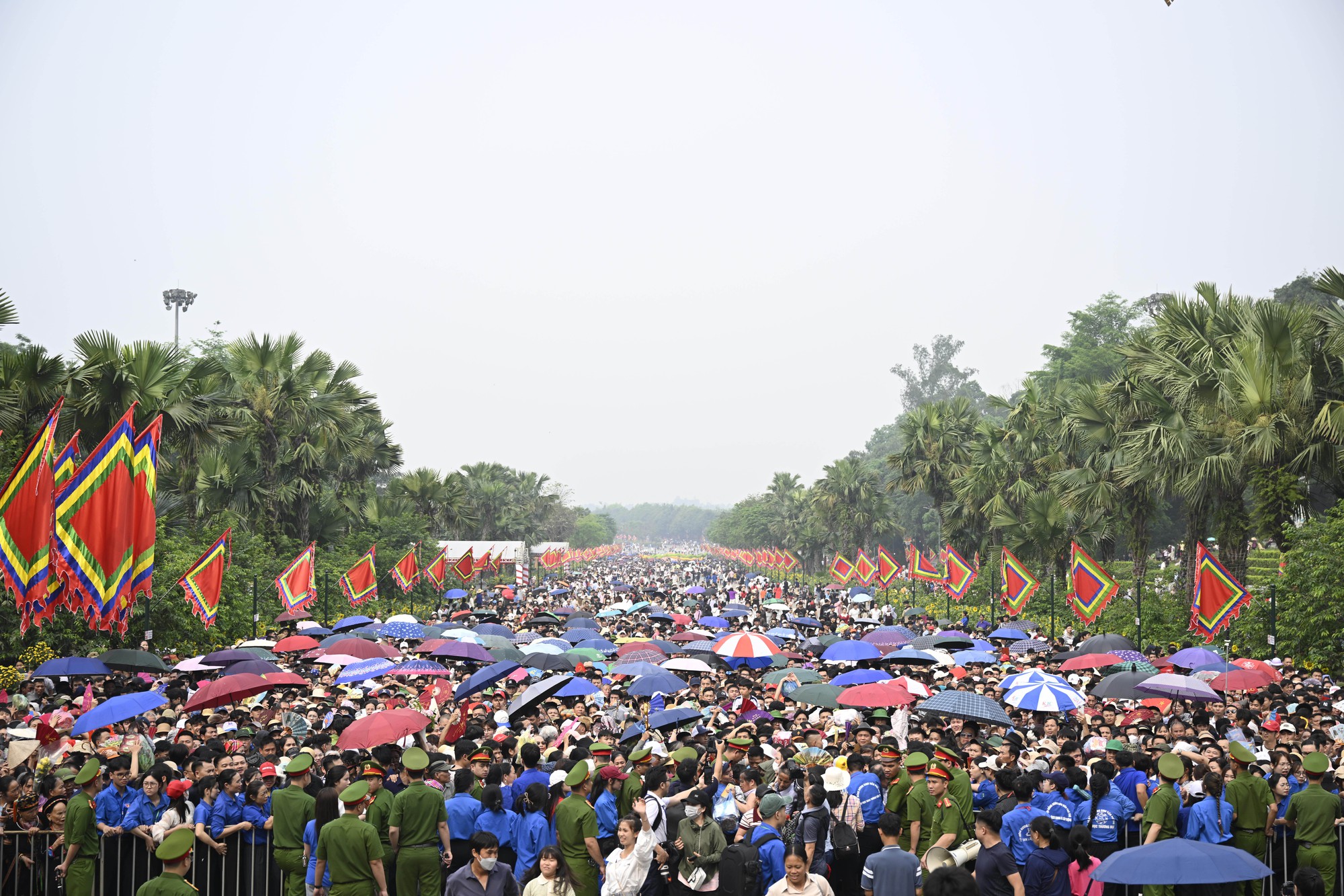 Biển người đổ về Đền H&ugrave;ng trong ng&agrave;y Giỗ Tổ H&ugrave;ng Vương: Người d&acirc;n đội lễ chen ch&acirc;n h&agrave;nh hương, ngất xỉu giữa d&ograve;ng người đ&ocirc;ng đ&uacute;c- Ảnh 1.
