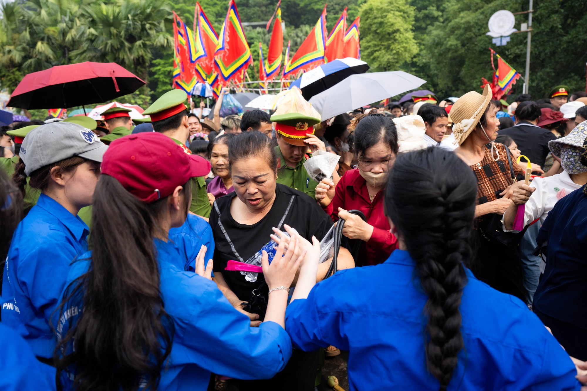 Biển người đổ về Đền H&ugrave;ng trong ng&agrave;y Giỗ Tổ H&ugrave;ng Vương: Người d&acirc;n đội lễ chen ch&acirc;n h&agrave;nh hương, ngất xỉu giữa d&ograve;ng người đ&ocirc;ng đ&uacute;c- Ảnh 18.