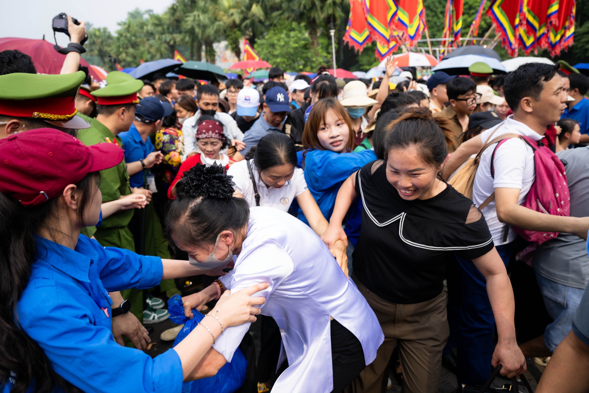 Biển người đổ về Đền H&ugrave;ng trong ng&agrave;y Giỗ Tổ H&ugrave;ng Vương: Người d&acirc;n đội lễ chen ch&acirc;n h&agrave;nh hương, ngất xỉu giữa d&ograve;ng người đ&ocirc;ng đ&uacute;c- Ảnh 16.