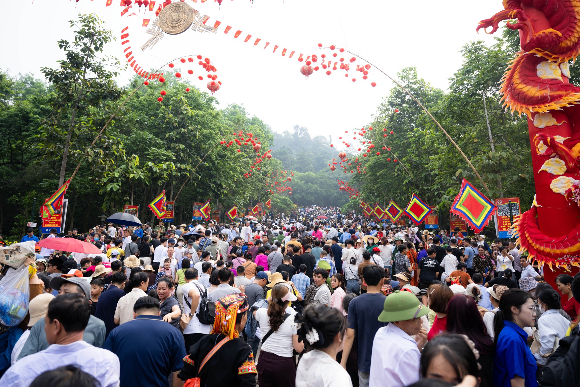 Biển người đổ về Đền H&ugrave;ng trong ng&agrave;y Giỗ Tổ H&ugrave;ng Vương: Người d&acirc;n đội lễ chen ch&acirc;n h&agrave;nh hương, ngất xỉu giữa d&ograve;ng người đ&ocirc;ng đ&uacute;c- Ảnh 2.