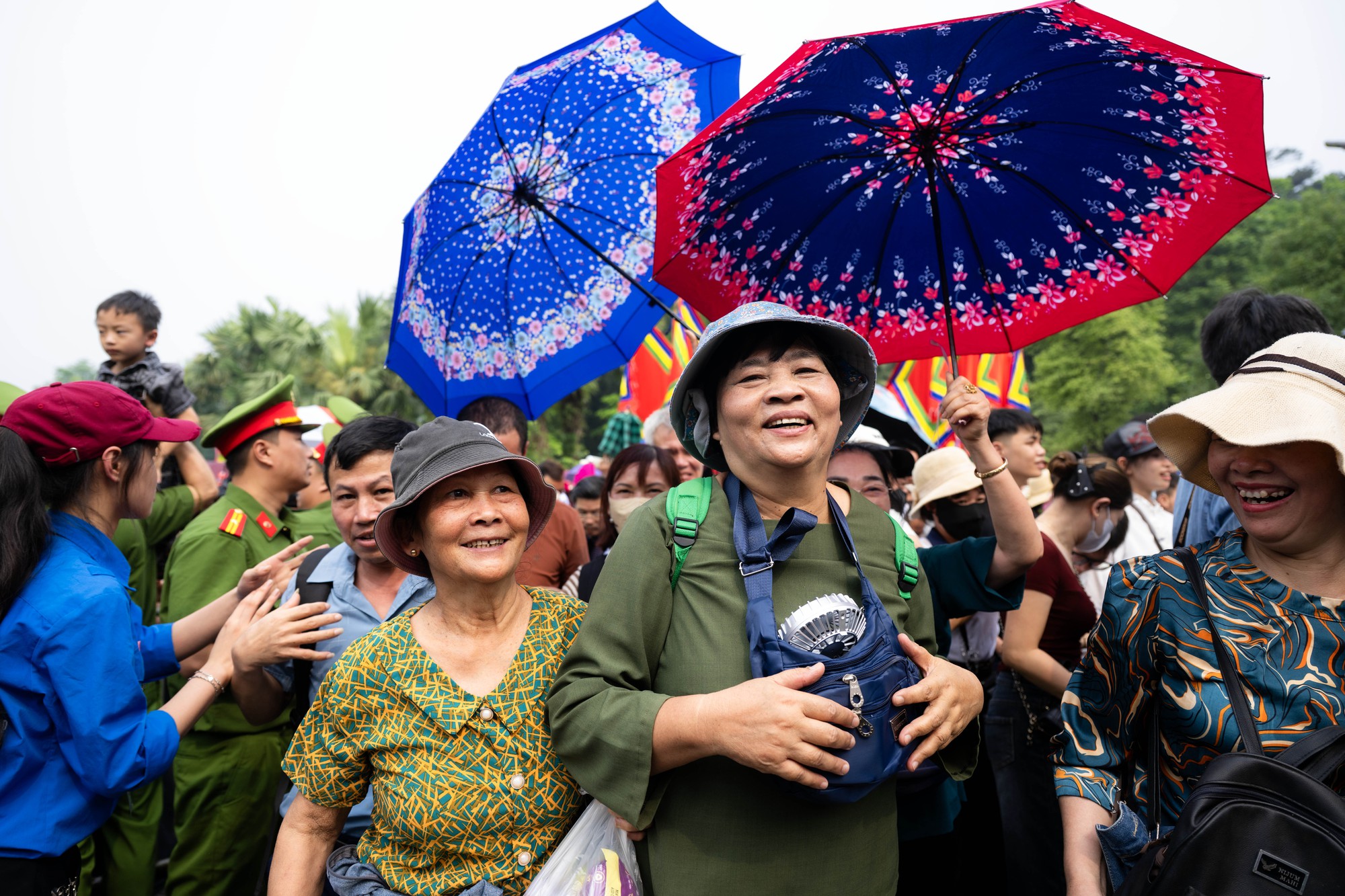Biển người đổ về Đền H&ugrave;ng trong ng&agrave;y Giỗ Tổ H&ugrave;ng Vương: Người d&acirc;n đội lễ chen ch&acirc;n h&agrave;nh hương, ngất xỉu giữa d&ograve;ng người đ&ocirc;ng đ&uacute;c- Ảnh 11.