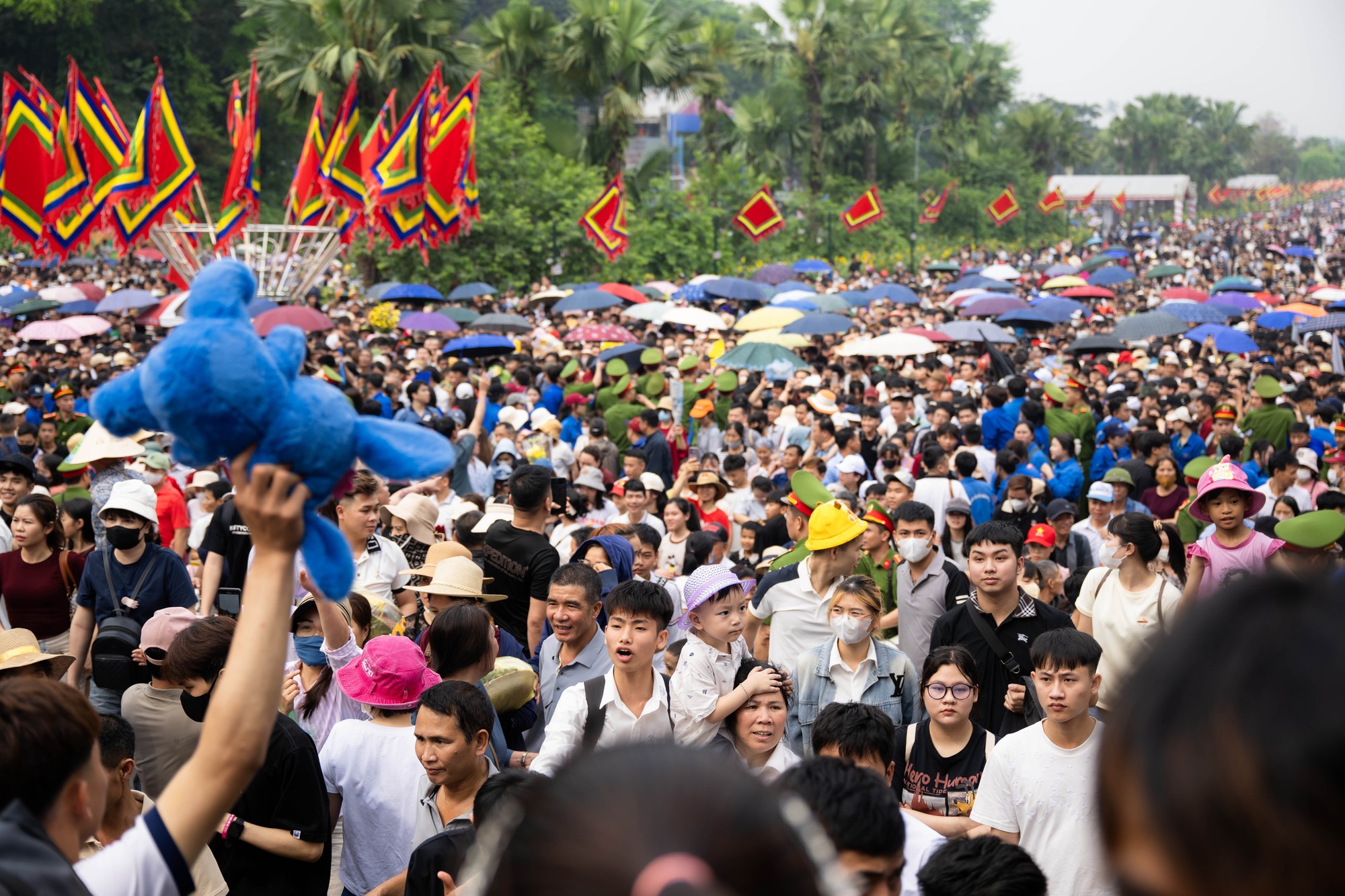 Biển người đổ về Đền H&ugrave;ng trong ng&agrave;y Giỗ Tổ H&ugrave;ng Vương: Người d&acirc;n đội lễ chen ch&acirc;n h&agrave;nh hương, ngất xỉu giữa d&ograve;ng người đ&ocirc;ng đ&uacute;c- Ảnh 4.