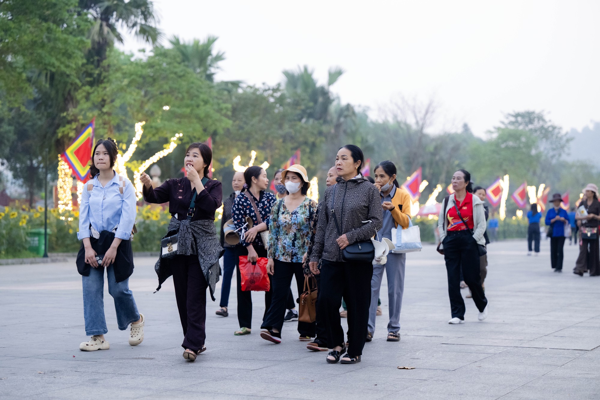 Cảnh tượng hiếm thấy: Người d&acirc;n ngủ dưới gốc c&acirc;y, b&atilde;i cỏ quanh đền H&ugrave;ng, chờ đến giờ v&agrave;o lễ Tổ- Ảnh 1.