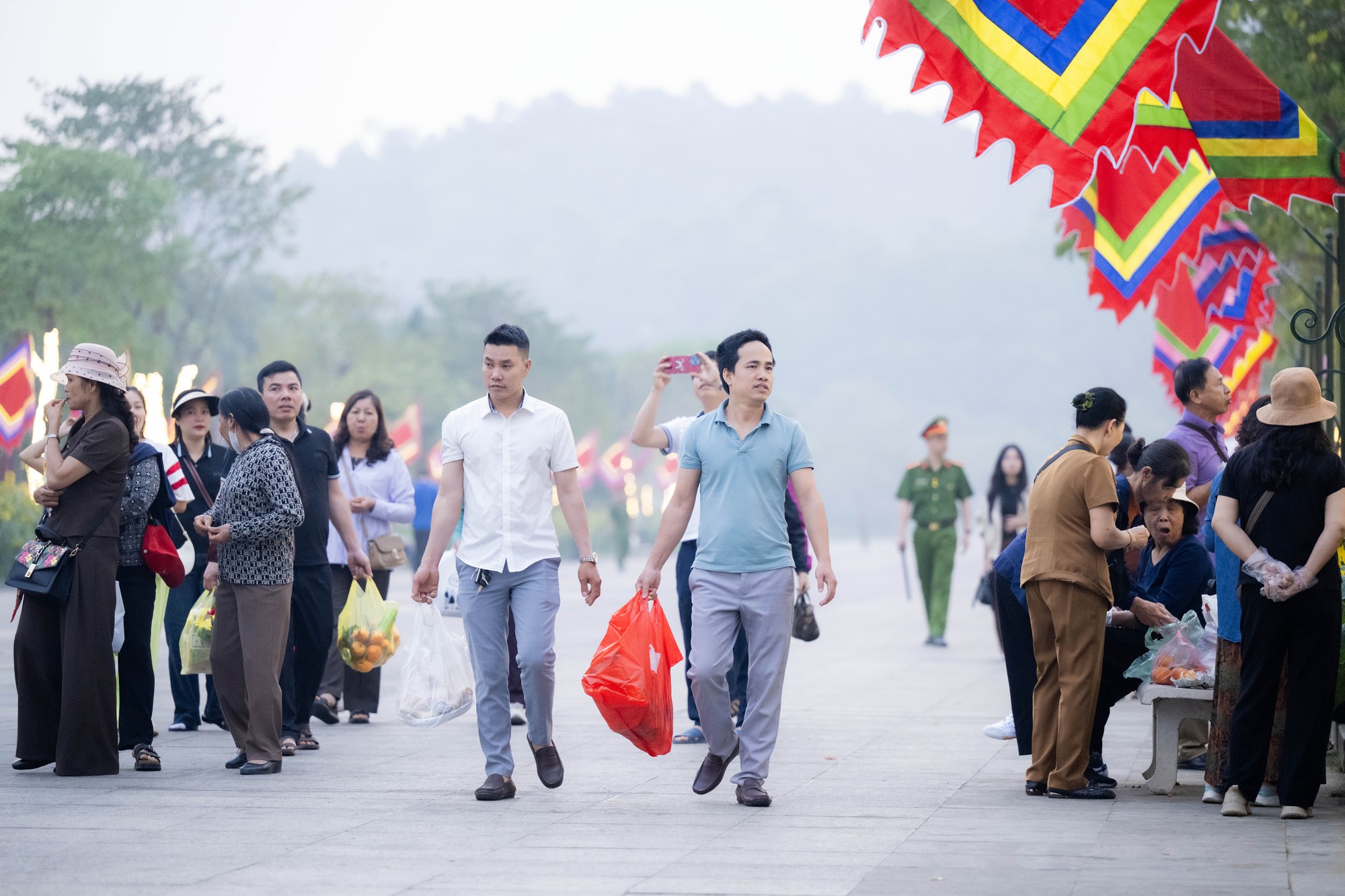 Cảnh tượng hiếm thấy: Người d&acirc;n ngủ dưới gốc c&acirc;y, b&atilde;i cỏ quanh đền H&ugrave;ng, chờ đến giờ v&agrave;o lễ Tổ- Ảnh 2.