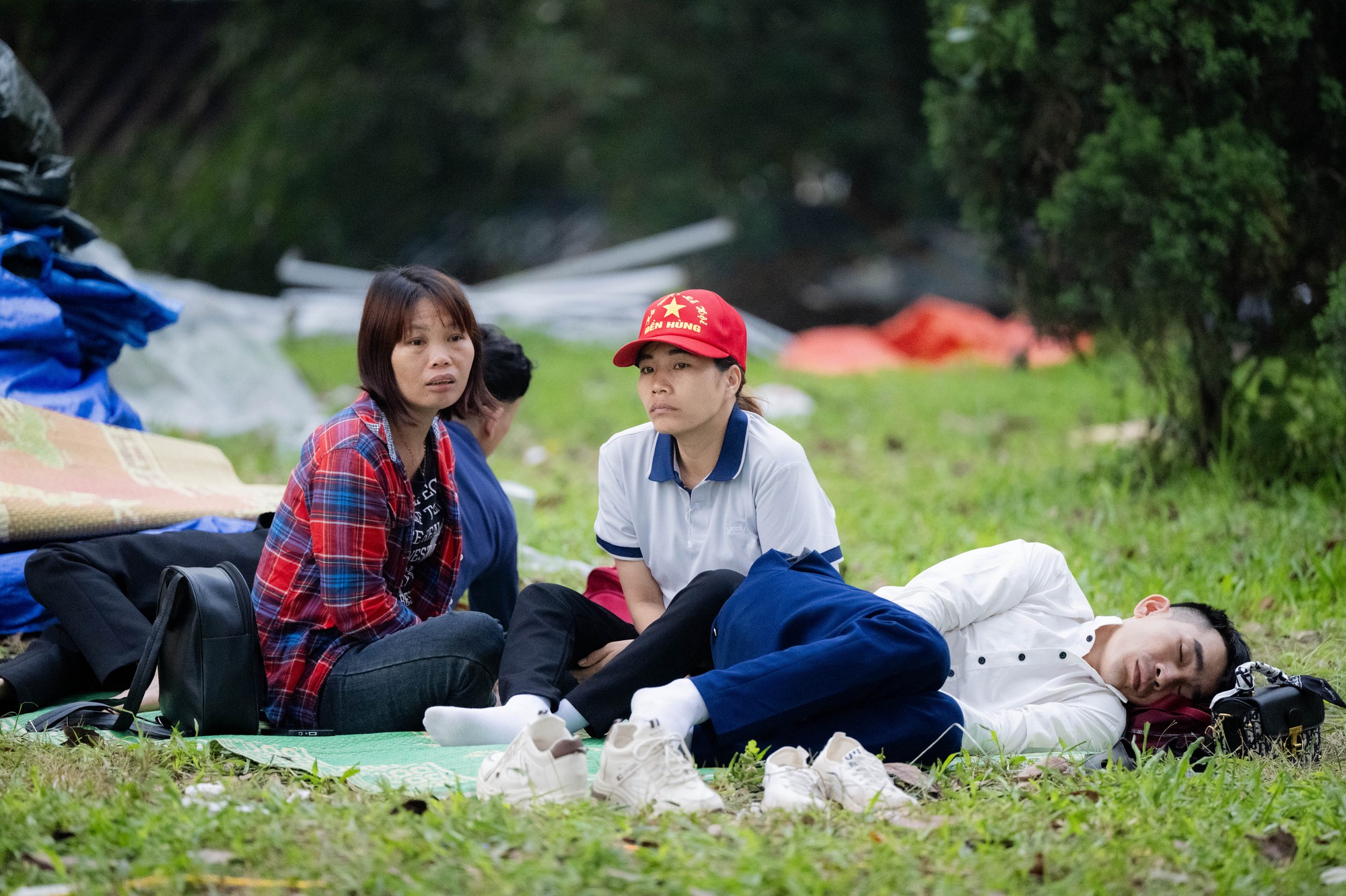 Cảnh tượng hiếm thấy: Người d&acirc;n ngủ dưới gốc c&acirc;y, b&atilde;i cỏ quanh đền H&ugrave;ng, chờ đến giờ v&agrave;o lễ Tổ- Ảnh 3.