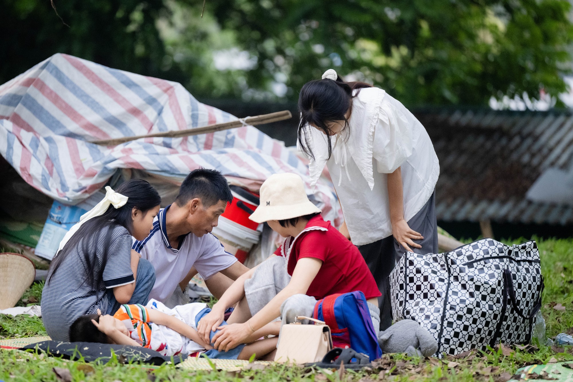 Cảnh tượng hiếm thấy: Người d&acirc;n ngủ dưới gốc c&acirc;y, b&atilde;i cỏ quanh đền H&ugrave;ng, chờ đến giờ v&agrave;o lễ Tổ- Ảnh 8.