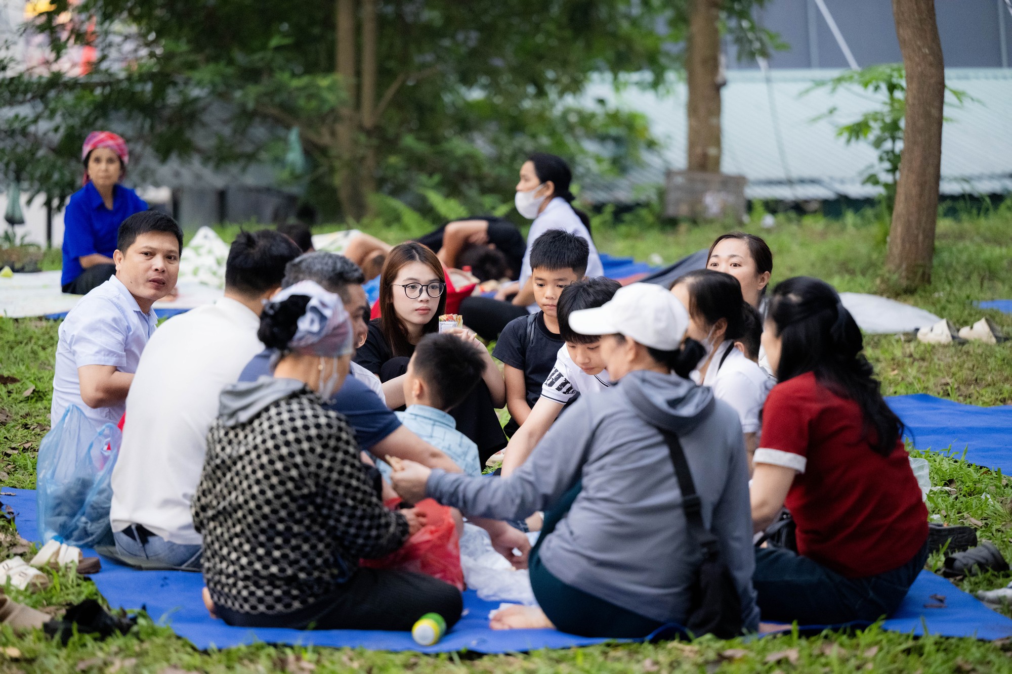 Cảnh tượng hiếm thấy: Người d&acirc;n ngủ dưới gốc c&acirc;y, b&atilde;i cỏ quanh đền H&ugrave;ng, chờ đến giờ v&agrave;o lễ Tổ- Ảnh 4.