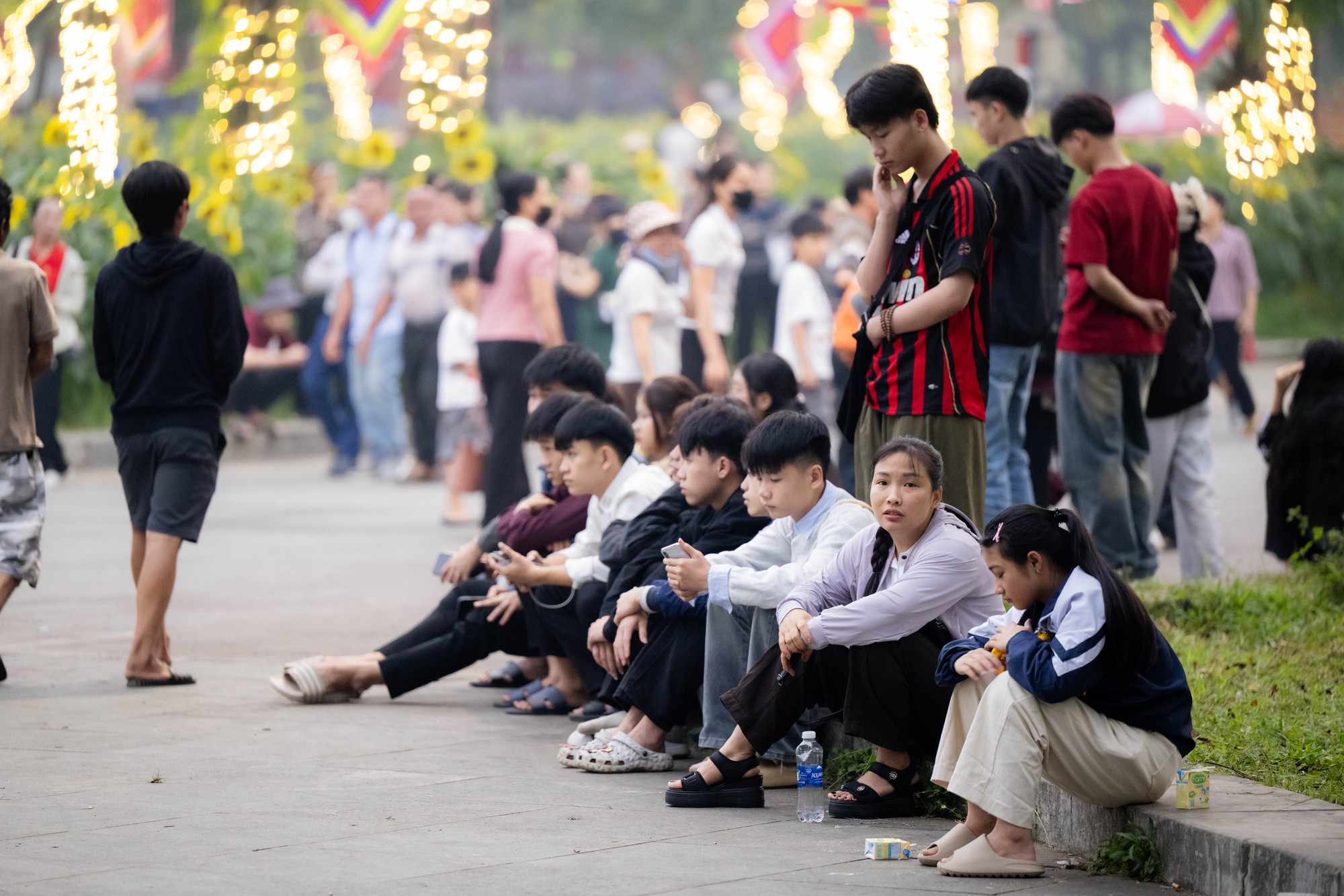 Cảnh tượng hiếm thấy: Người d&acirc;n ngủ dưới gốc c&acirc;y, b&atilde;i cỏ quanh đền H&ugrave;ng, chờ đến giờ v&agrave;o lễ Tổ- Ảnh 10.
